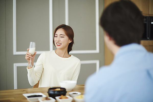 포토 JPG 서양인 외국인 부부 커플 여자 남자 행복 음식 커플라이프 식탁 반찬 실내 앉기 상반신 20대 성인 두명 앞모습 뒷모습 아웃포커스 30대 주방 식사 화목 다정 한국인 마시기 즐거움 다문화 막걸리 국제결혼 부부라이프 성인만 소확행 국제커플 국내포토 라이프스타일 감정 뷰포인트 결혼 컨셉 관계 모션 탁자 주류 촬영기법 사람 동양인 인종 청년 내부 장년 사회이슈 신조어 파일형식