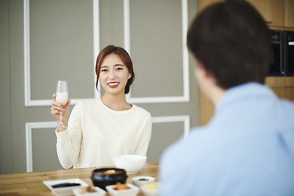 포토 JPG 서양인 외국인 부부 커플 여자 남자 행복 음식 커플라이프 식탁 반찬 실내 앉기 상반신 20대 성인 두명 앞모습 뒷모습 아웃포커스 30대 주방 식사 화목 다정 한국인 마시기 즐거움 다문화 막걸리 국제결혼 부부라이프 성인만 소확행 국제커플 국내포토 라이프스타일 감정 뷰포인트 결혼 컨셉 관계 모션 탁자 주류 촬영기법 사람 동양인 인종 청년 내부 장년 사회이슈 신조어 파일형식