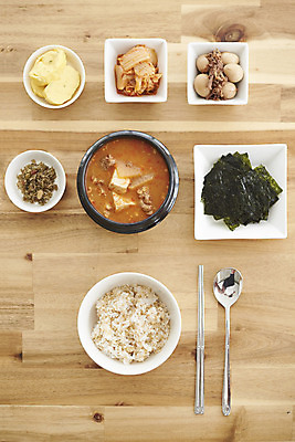 포토 JPG 음식 식탁 밥 반찬 김치 사람없음 하이앵글 주방 숟가락 식사 김 된장찌개 계란말이 장조림 멸치 플랫레이 국내포토 한식 뷰포인트 탁자 수저 어류 해조류 플랫 계란요리 찌개 조림 파일형식