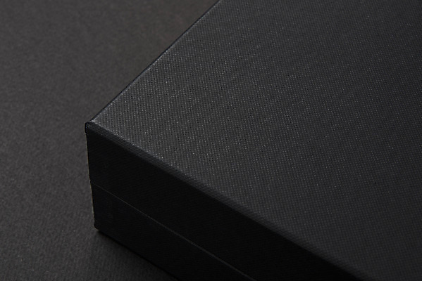 포토 JPG 스튜디오촬영 포장 검은배경 프레임 실내 근접촬영 사람없음 선물상자 한개 공백 오브젝트 디자인소스 포장상자 포장소품 포장용기 목업 카피스페이스 편집소스 국내포토 1 뷰포인트 백그라운드 선물 내부 상자 검은색 포장재료 파일형식