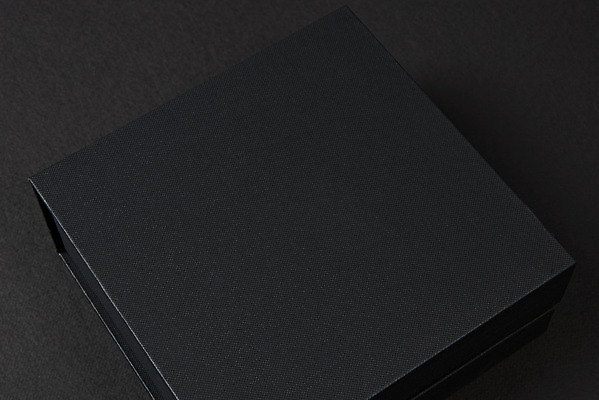 포토 JPG 스튜디오촬영 포장 검은배경 프레임 실내 사람없음 선물상자 한개 공백 오브젝트 디자인소스 포장상자 포장소품 포장용기 목업 카피스페이스 편집소스 국내포토 1 백그라운드 선물 내부 상자 검은색 포장재료 파일형식