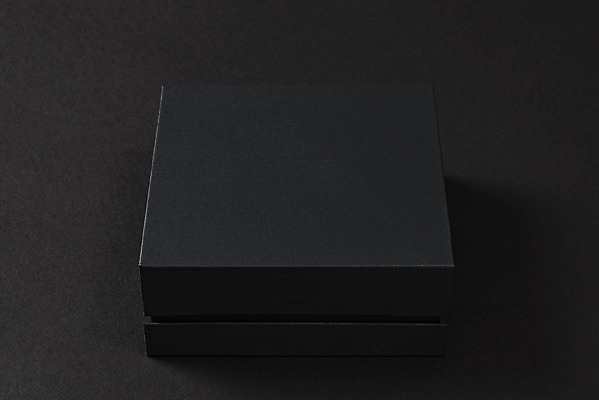 포토 JPG 스튜디오촬영 포장 검은배경 프레임 실내 사람없음 선물상자 한개 공백 오브젝트 디자인소스 포장상자 포장소품 포장용기 목업 카피스페이스 편집소스 국내포토 1 백그라운드 선물 내부 상자 검은색 포장재료 파일형식