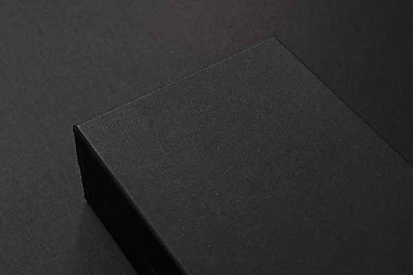 포토 JPG 스튜디오촬영 포장 검은배경 프레임 실내 근접촬영 사람없음 선물상자 한개 공백 오브젝트 디자인소스 포장상자 포장소품 포장용기 목업 카피스페이스 편집소스 국내포토 1 뷰포인트 백그라운드 선물 내부 상자 검은색 포장재료 파일형식