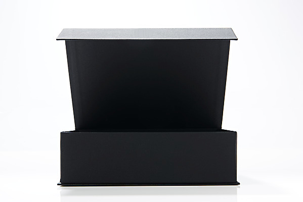 포토 JPG 스튜디오촬영 포장 프레임 실내 사람없음 선물상자 한개 검은색 공백 오픈 오브젝트 흰배경 디자인소스 포장상자 포장소품 포장용기 목업 카피스페이스 편집소스 국내포토 1 컬러 백그라운드 선물 내부 상자 흰색 포장재료 파일형식