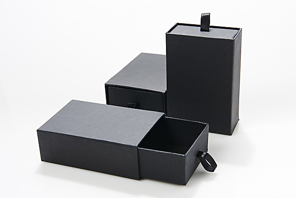 포토 JPG 스튜디오촬영 포장 프레임 실내 사람없음 선물상자 검은색 공백 세개 오브젝트 흰배경 디자인소스 포장상자 포장소품 포장용기 목업 카피스페이스 편집소스 국내포토 컬러 백그라운드 3 선물 내부 상자 흰색 포장재료 파일형식