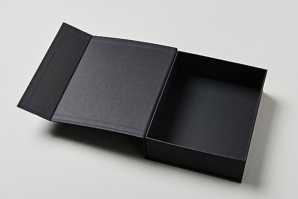 포토 JPG 스튜디오촬영 포장 회색배경 프레임 실내 사람없음 선물상자 한개 검은색 공백 오픈 오브젝트 디자인소스 포장상자 포장소품 포장용기 목업 카피스페이스 편집소스 국내포토 1 컬러 백그라운드 선물 내부 상자 회색 포장재료 파일형식