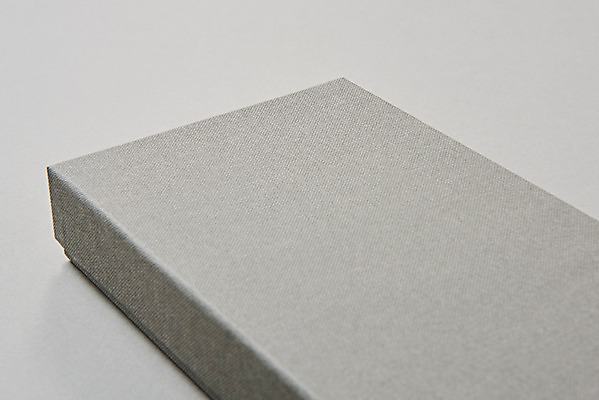 포토 JPG 스튜디오촬영 포장 회색배경 프레임 실내 사람없음 선물상자 한개 공백 회색 오브젝트 디자인소스 포장상자 포장소품 포장용기 목업 카피스페이스 편집소스 국내포토 1 컬러 백그라운드 선물 내부 상자 포장재료 파일형식