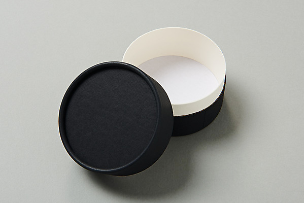 포토 JPG 스튜디오촬영 포장 회색배경 프레임 실내 사람없음 선물상자 검은색 공백 오픈 원형 오브젝트 디자인소스 포장상자 포장소품 포장용기 목업 카피스페이스 편집소스 국내포토 도형 컬러 백그라운드 선물 내부 상자 회색 포장재료 파일형식