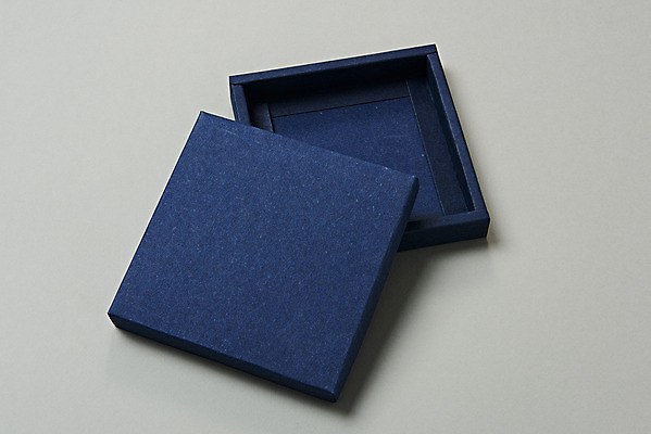 포토 JPG 스튜디오촬영 포장 회색배경 프레임 실내 사람없음 파란색 선물상자 한개 공백 오픈 오브젝트 디자인소스 포장상자 포장소품 포장용기 목업 카피스페이스 편집소스 국내포토 1 컬러 백그라운드 선물 내부 상자 회색 포장재료 파일형식