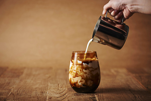 포토 JPG 스튜디오촬영 손 여자 실내 들기 20대 사람없음 신체부위 한국인 우유 붓기 오브젝트 나무바닥 버블티 갈색배경 타피오카펄 흑당버블티 국내포토 음료 백그라운드 모션 유제품 바닥 사람 동양인 청년 내부 갈색 파일형식