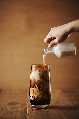 포토 JPG 스튜디오촬영 손 여자 실내 들기 20대 사람없음 신체부위 한국인 우유 붓기 오브젝트 나무바닥 버블티 갈색배경 타피오카펄 흑당버블티 국내포토 음료 백그라운드 모션 유제품 바닥 사람 동양인 청년 내부 갈색 파일형식