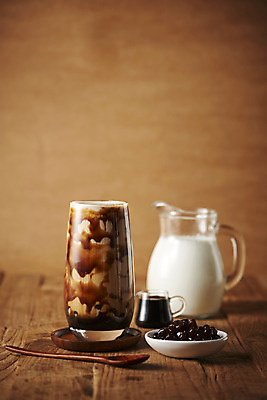 포토 JPG 스튜디오촬영 실내 사람없음 우유 컵받침 오브젝트 나무숟가락 밀크티 버블티 갈색배경 타피오카펄 흑당버블티 흑당 흑당시럽 나무배경 국내포토 음료 백그라운드 유제품 내부 갈색 숟가락 설탕 받침대 시럽 파일형식