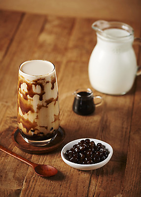 포토 JPG 스튜디오촬영 실내 사람없음 아웃포커스 숟가락 우유 컵받침 오브젝트 밀크티 버블티 갈색배경 타피오카펄 흑당버블티 흑당 흑당시럽 나무배경 국내포토 음료 백그라운드 유제품 촬영기법 수저 내부 갈색 설탕 받침대 시럽 파일형식