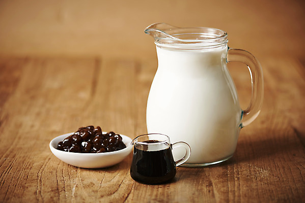 포토 JPG 스튜디오촬영 실내 사람없음 우유 오브젝트 갈색배경 타피오카펄 흑당 흑당시럽 나무배경 국내포토 백그라운드 유제품 내부 갈색 설탕 시럽 파일형식