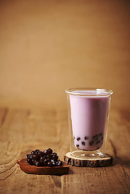 포토 JPG 스튜디오촬영 실내 사람없음 컵받침 오브젝트 버블티 갈색배경 타피오카펄 타로밀크티 타로버블티 나무배경 국내포토 음료 백그라운드 내부 갈색 받침대 밀크티 파일형식