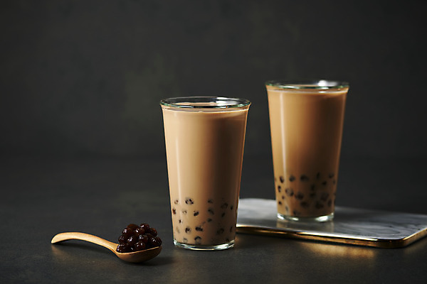 포토 JPG 스튜디오촬영 검은배경 쟁반 실내 사람없음 컵받침 오브젝트 나무숟가락 밀크티 버블티 타피오카펄 국내포토 음료 백그라운드 내부 숟가락 검은색 받침대 파일형식