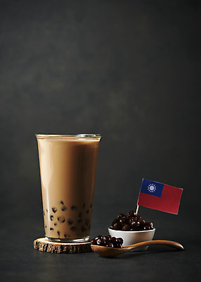 포토 JPG 스튜디오촬영 검은배경 실내 사람없음 컵받침 오브젝트 나무숟가락 밀크티 버블티 타피오카펄 대만국기 국내포토 음료 백그라운드 내부 숟가락 검은색 국기 받침대 파일형식