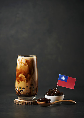 포토 JPG 스튜디오촬영 검은배경 실내 사람없음 컵받침 오브젝트 나무숟가락 밀크티 버블티 타피오카펄 흑당버블티 흑당시럽 대만국기 국내포토 음료 백그라운드 내부 숟가락 검은색 국기 받침대 시럽 파일형식 흑당