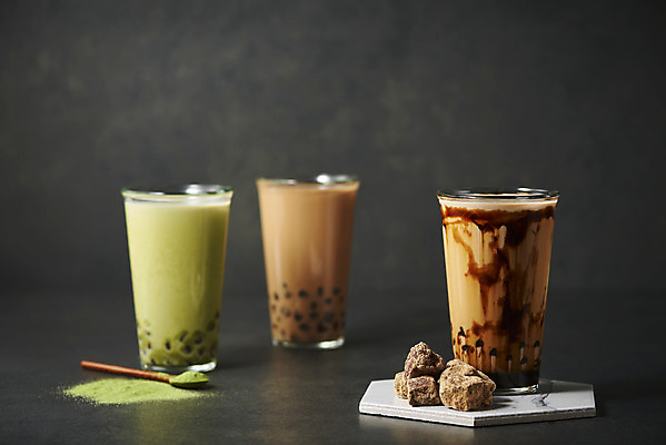 포토 JPG 스튜디오촬영 검은배경 실내 사람없음 컵받침 오브젝트 나무숟가락 녹차가루 흑설탕 버블티 타피오카펄 흑당버블티 녹차버블티 녹차밀크티 흑당 흑당시럽 국내포토 음료 백그라운드 내부 숟가락 검은색 가루 설탕 녹차 받침대 시럽 밀크티 파일형식