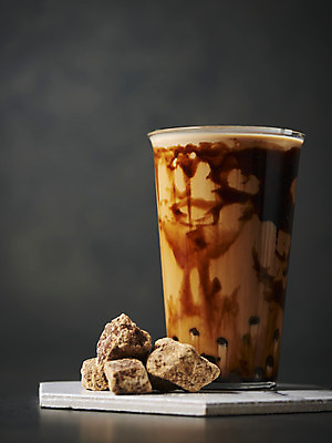 포토 JPG 스튜디오촬영 접시 검은배경 실내 사람없음 컵받침 오브젝트 밀크티 흑설탕 버블티 타피오카펄 흑당버블티 흑당 흑당시럽 국내포토 식기 음료 백그라운드 내부 검은색 설탕 받침대 시럽 파일형식