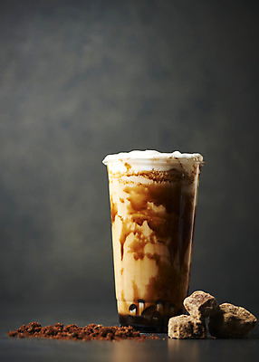 포토 JPG 스튜디오촬영 검은배경 실내 사람없음 오브젝트 밀크티 흑설탕 버블티 타피오카펄 흑당버블티 흑당 흑당시럽 국내포토 음료 백그라운드 내부 검은색 설탕 시럽 파일형식