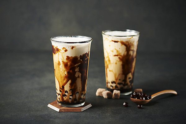 포토 JPG 스튜디오촬영 검은배경 실내 사람없음 컵받침 오브젝트 나무숟가락 밀크티 흑설탕 버블티 타피오카펄 흑당버블티 흑당 흑당시럽 국내포토 음료 백그라운드 내부 숟가락 검은색 설탕 받침대 시럽 파일형식