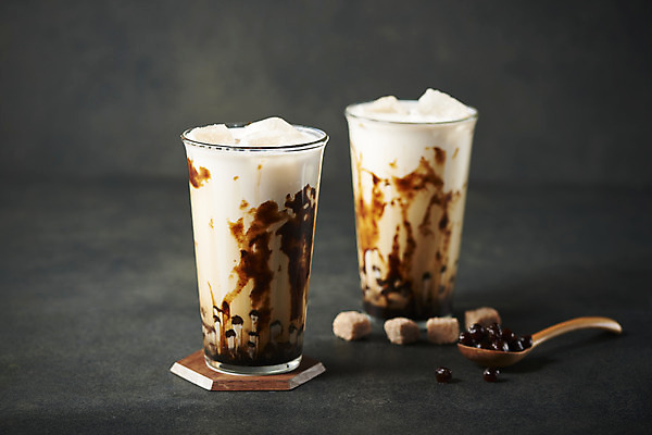 포토 JPG 스튜디오촬영 검은배경 실내 사람없음 얼음 컵받침 오브젝트 나무숟가락 밀크티 흑설탕 버블티 타피오카펄 흑당버블티 흑당 흑당시럽 국내포토 자연요소 음료 백그라운드 내부 숟가락 검은색 설탕 받침대 시럽 파일형식