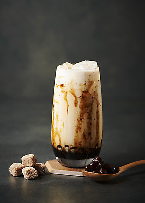 포토 JPG 스튜디오촬영 검은배경 실내 사람없음 얼음 컵받침 오브젝트 나무숟가락 밀크티 흑설탕 버블티 타피오카펄 흑당버블티 흑당 흑당시럽 국내포토 자연요소 음료 백그라운드 내부 숟가락 검은색 설탕 받침대 시럽 파일형식