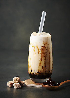 포토 JPG 스튜디오촬영 검은배경 실내 빨대 사람없음 얼음 컵받침 오브젝트 나무숟가락 밀크티 흑설탕 버블티 타피오카펄 흑당버블티 흑당 흑당시럽 국내포토 자연요소 음료 백그라운드 내부 숟가락 검은색 설탕 받침대 시럽 파일형식