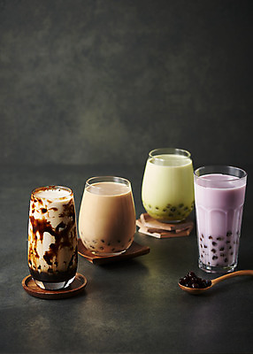 포토 JPG 스튜디오촬영 검은배경 실내 사람없음 컵받침 오브젝트 나무숟가락 버블티 타피오카펄 흑당버블티 타로밀크티 타로버블티 녹차버블티 녹차밀크티 흑당시럽 국내포토 음료 백그라운드 내부 숟가락 검은색 받침대 시럽 밀크티 파일형식 흑당