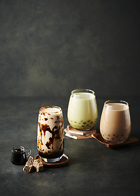 포토 JPG 스튜디오촬영 검은배경 실내 사람없음 컵받침 오브젝트 버블티 타피오카펄 흑당버블티 녹차버블티 녹차밀크티 흑당 흑당시럽 국내포토 음료 백그라운드 내부 검은색 설탕 받침대 시럽 밀크티 파일형식