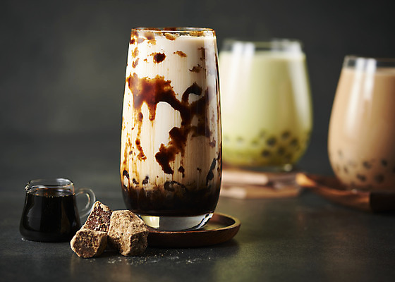 포토 JPG 스튜디오촬영 검은배경 실내 근접촬영 사람없음 아웃포커스 컵받침 오브젝트 버블티 타피오카펄 흑당버블티 녹차버블티 녹차밀크티 흑당 흑당시럽 국내포토 음료 뷰포인트 백그라운드 촬영기법 내부 검은색 설탕 받침대 시럽 밀크티 파일형식