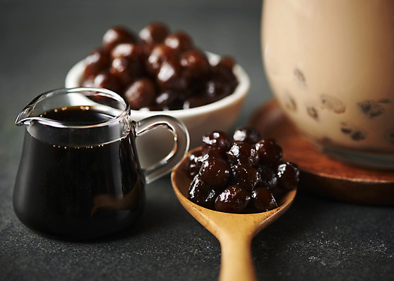 포토 JPG 스튜디오촬영 검은배경 실내 근접촬영 사람없음 컵받침 오브젝트 나무숟가락 밀크티 버블티 타피오카펄 흑당버블티 흑당 흑당시럽 국내포토 음료 뷰포인트 백그라운드 내부 숟가락 검은색 설탕 받침대 시럽 파일형식