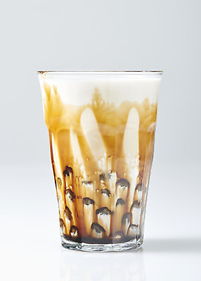 포토 JPG 스튜디오촬영 실내 누끼 사람없음 컵받침 오브젝트 흰배경 밀크티 버블티 타피오카펄 흑당버블티 흑당시럽 국내포토 음료 백그라운드 내부 흰색 받침대 시럽 파일형식 흑당