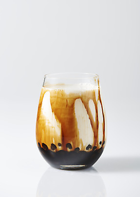 포토 JPG 스튜디오촬영 실내 누끼 사람없음 오브젝트 흰배경 밀크티 버블티 타피오카펄 흑당버블티 흑당시럽 국내포토 음료 백그라운드 내부 흰색 시럽 파일형식 흑당