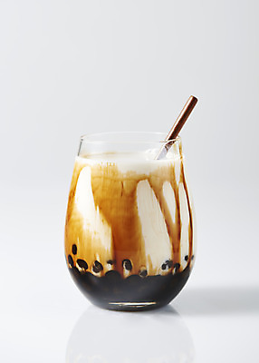 포토 JPG 스튜디오촬영 실내 누끼 사람없음 오브젝트 흰배경 나무숟가락 밀크티 버블티 타피오카펄 흑당버블티 흑당시럽 국내포토 음료 백그라운드 내부 숟가락 흰색 시럽 파일형식 흑당