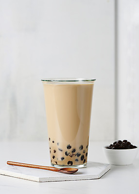 포토 JPG 스튜디오촬영 회색배경 실내 사람없음 컵받침 오브젝트 나무숟가락 밀크티 버블티 타피오카펄 국내포토 음료 백그라운드 내부 숟가락 회색 받침대 파일형식