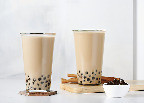 포토 JPG 스튜디오촬영 회색배경 실내 사람없음 컵받침 오브젝트 나무도마 밀크티 시나몬 버블티 타피오카펄 국내포토 음료 백그라운드 도마 내부 목재 회색 받침대 파일형식