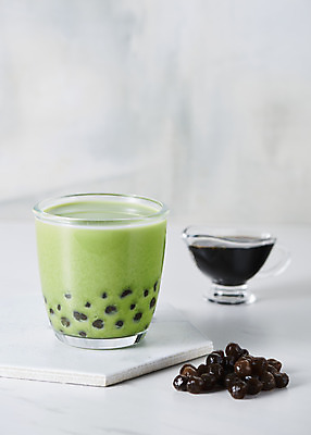 포토 JPG 스튜디오촬영 회색배경 실내 사람없음 컵받침 오브젝트 버블티 타피오카펄 녹차버블티 녹차밀크티 흑당 흑당시럽 국내포토 음료 백그라운드 내부 회색 설탕 받침대 시럽 밀크티 파일형식