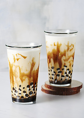 포토 JPG 스튜디오촬영 회색배경 실내 사람없음 컵받침 오브젝트 밀크티 버블티 타피오카펄 흑당버블티 흑당시럽 국내포토 음료 백그라운드 내부 회색 받침대 시럽 파일형식 흑당