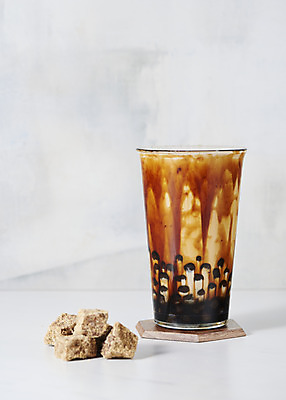 포토 JPG 스튜디오촬영 회색배경 실내 사람없음 컵받침 오브젝트 밀크티 흑설탕 버블티 타피오카펄 흑당버블티 흑당 흑당시럽 국내포토 음료 백그라운드 내부 회색 설탕 받침대 시럽 파일형식