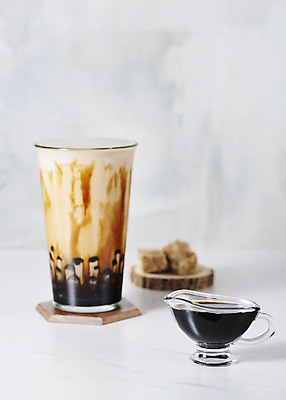 포토 JPG 스튜디오촬영 회색배경 실내 사람없음 컵받침 오브젝트 밀크티 버블티 타피오카펄 흑당버블티 흑당 흑당시럽 국내포토 음료 백그라운드 내부 회색 설탕 받침대 시럽 파일형식