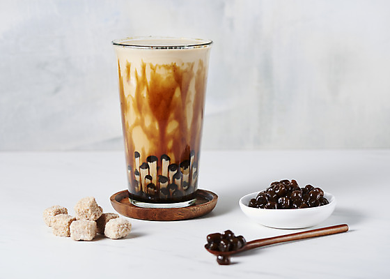 포토 JPG 스튜디오촬영 회색배경 실내 사람없음 컵받침 오브젝트 나무숟가락 밀크티 버블티 타피오카펄 흑당버블티 흑당 흑당시럽 국내포토 음료 백그라운드 내부 숟가락 회색 설탕 받침대 시럽 파일형식