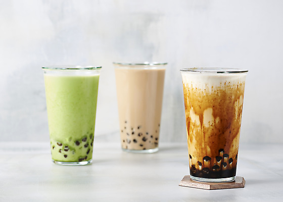 포토 JPG 스튜디오촬영 회색배경 실내 사람없음 컵받침 오브젝트 버블티 타피오카펄 흑당버블티 녹차버블티 녹차밀크티 흑당시럽 국내포토 음료 백그라운드 내부 회색 받침대 시럽 밀크티 파일형식 흑당