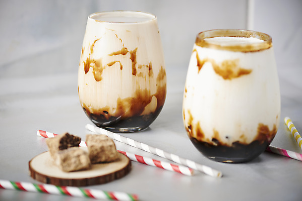 포토 JPG 스튜디오촬영 회색배경 실내 빨대 사람없음 오브젝트 밀크티 흑설탕 버블티 타피오카펄 흑당버블티 흑당 흑당시럽 국내포토 음료 백그라운드 내부 회색 설탕 시럽 파일형식