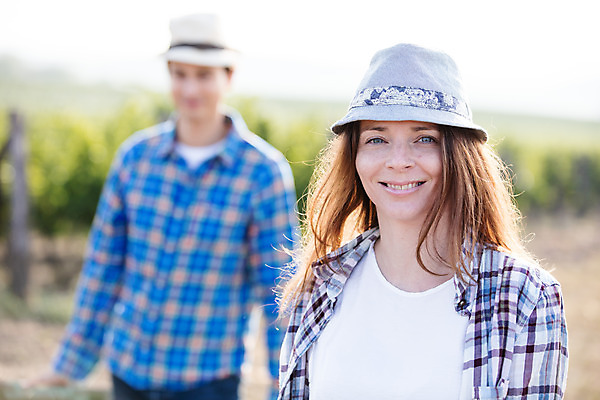 포토 JPG 주간 서양인 외국인 모자 커플 여자 남자 포도 서기 미소 사람 상반신 20대 성인 야외 두명 앞모습 농장 포도밭 체코 성인만 국내포토 자연요소 잡화 유럽 뷰포인트 밭 농업 과일 관계 모션 표정 인종 청년 파일형식