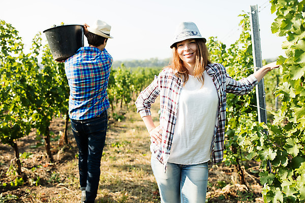 포토 JPG 주간 전신 서양인 외국인 모자 커플 여자 남자 허리손 포도 서기 미소 들기 사람 상반신 20대 성인 야외 두명 앞모습 뒷모습 농장 양동이 포도밭 체코 성인만 국내포토 자연요소 잡화 유럽 뷰포인트 포즈 밭 농업 과일 관계 모션 표정 인종 청년 파일형식