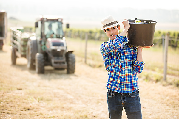포토 JPG 주간 서양인 외국인 모자 남자 포도 한명 서기 미소 들기 사람 상반신 20대 성인 야외 앞모습 농장 걷기 수확 양동이 포도밭 포도송이 체코 성인남자한명만 국내포토 자연요소 1 잡화 유럽 뷰포인트 밭 농업 과일 모션 표정 인종 청년 남자한명만 성인남자만 파일형식