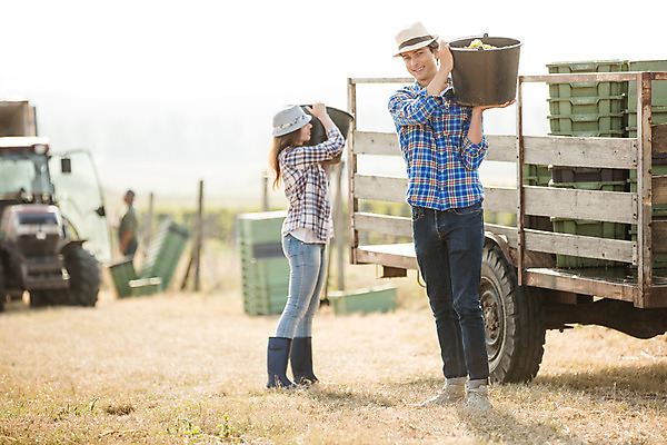 포토 JPG 주간 전신 서양인 외국인 모자 커플 여자 남자 포도 서기 미소 들기 사람 20대 성인 야외 두명 앞모습 옆모습 농장 양동이 포도밭 포도송이 체코 성인만 국내포토 자연요소 잡화 유럽 뷰포인트 밭 농업 과일 관계 모션 표정 인종 청년 파일형식