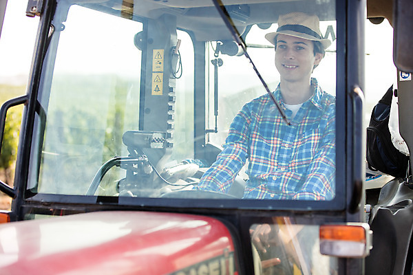 포토 JPG 주간 서양인 외국인 모자 남자 포도 한명 미소 사람 앉기 상반신 20대 성인 야외 앞모습 농장 운전 포도밭 체코 트랙터 성인남자한명만 국내포토 자연요소 1 잡화 유럽 뷰포인트 밭 농업 과일 모션 표정 인종 청년 농기계 특수차량 남자한명만 성인남자만 파일형식